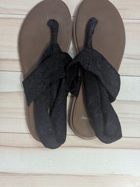 Sanuk Women's Black Fabric Wrap Toe-Loop Sandals